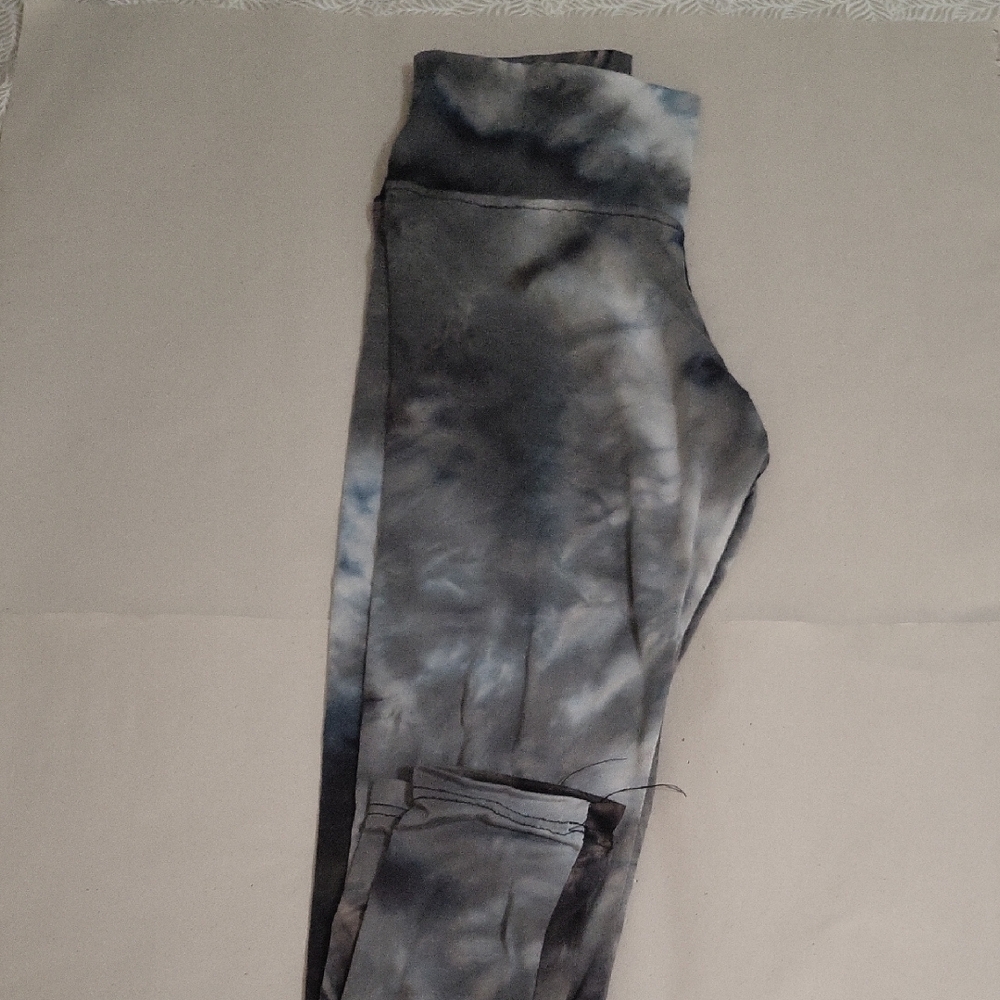 Chic Gray Tie-Dye Leggings